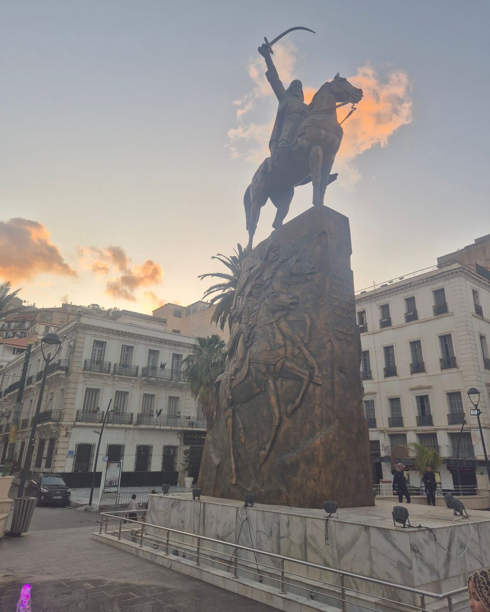 La statue équestre de l'émir Abdelkader, sabre levé, sur sa place au centre d'Alger