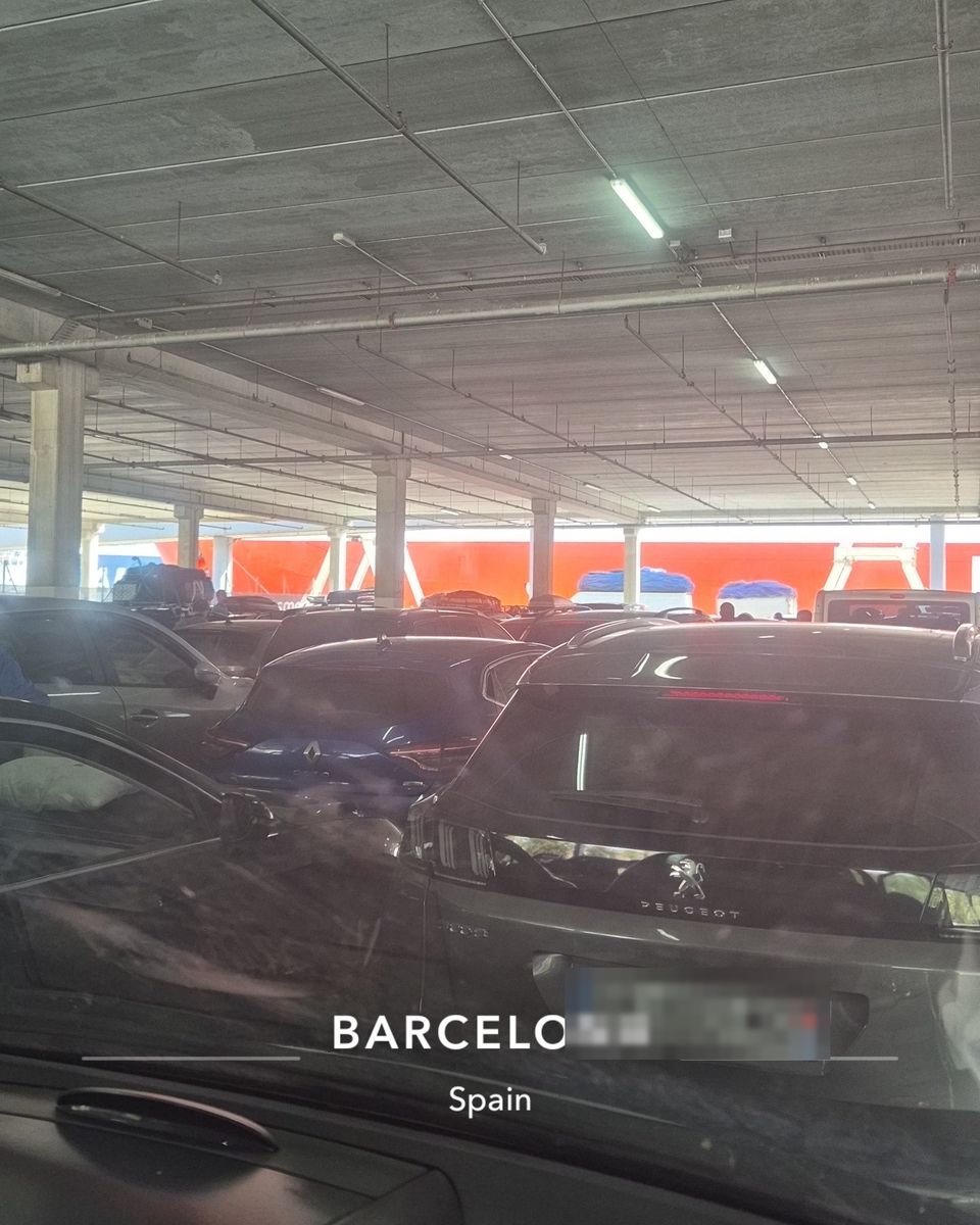 Le garage d'un ferry au port de Barcelone, rempli de voitures chargées en attente d'embarquement