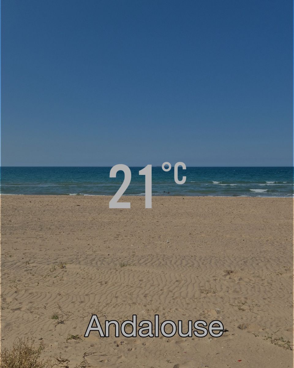 La plage de sable des Andalouses près d'Oran, avec la mer et un ciel bleu, et la mention 21 °C