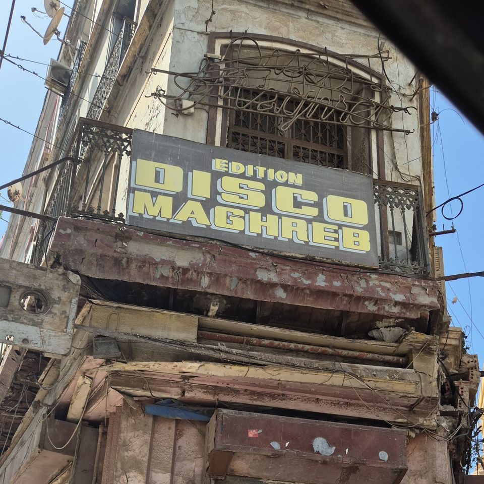 La façade ancienne et décrépie du magasin de disques Disco Maghreb à Oran, avec son enseigne verte