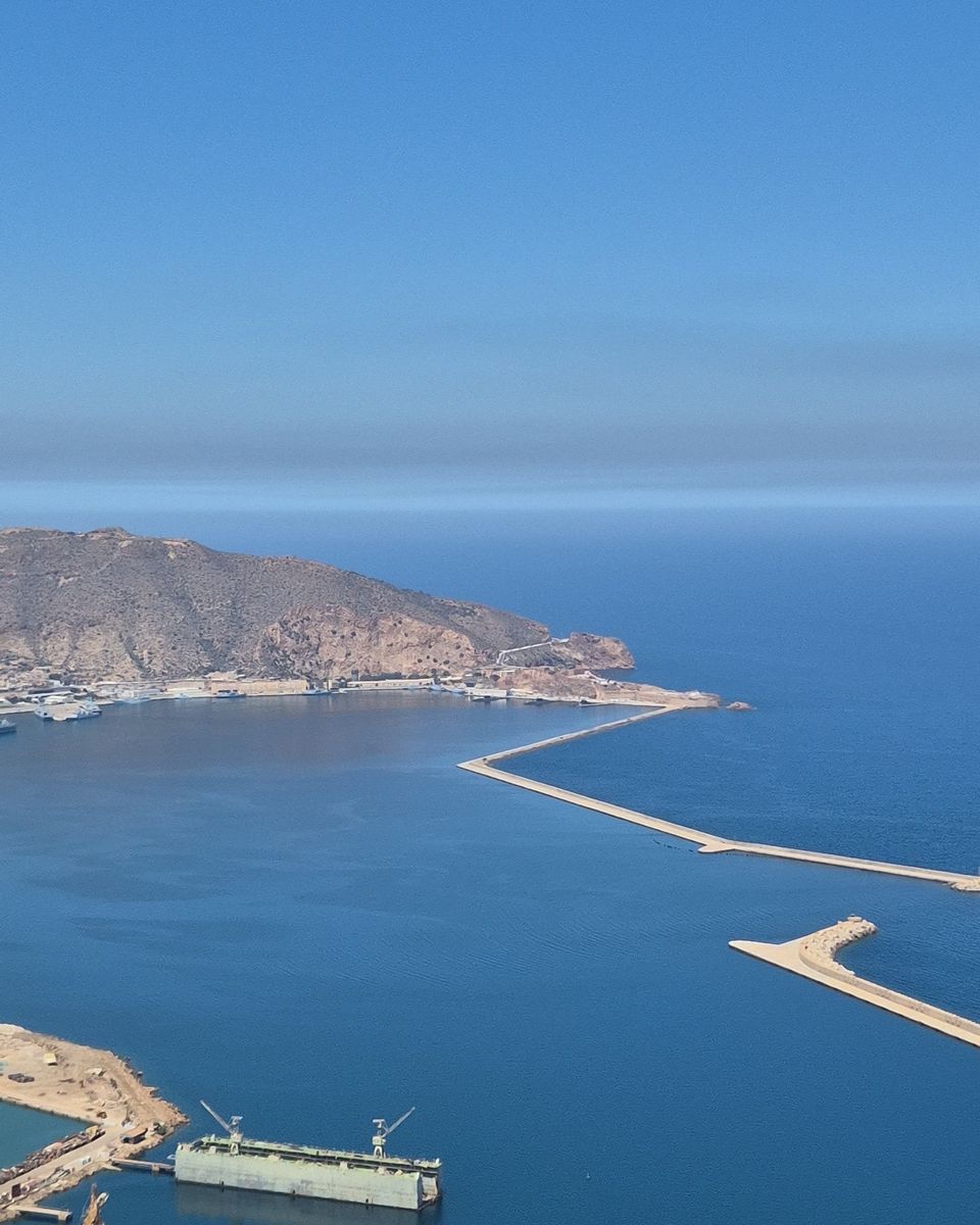 Le port d'Oran et sa jetée, vus d'en haut, avec la montagne qui plonge dans la mer