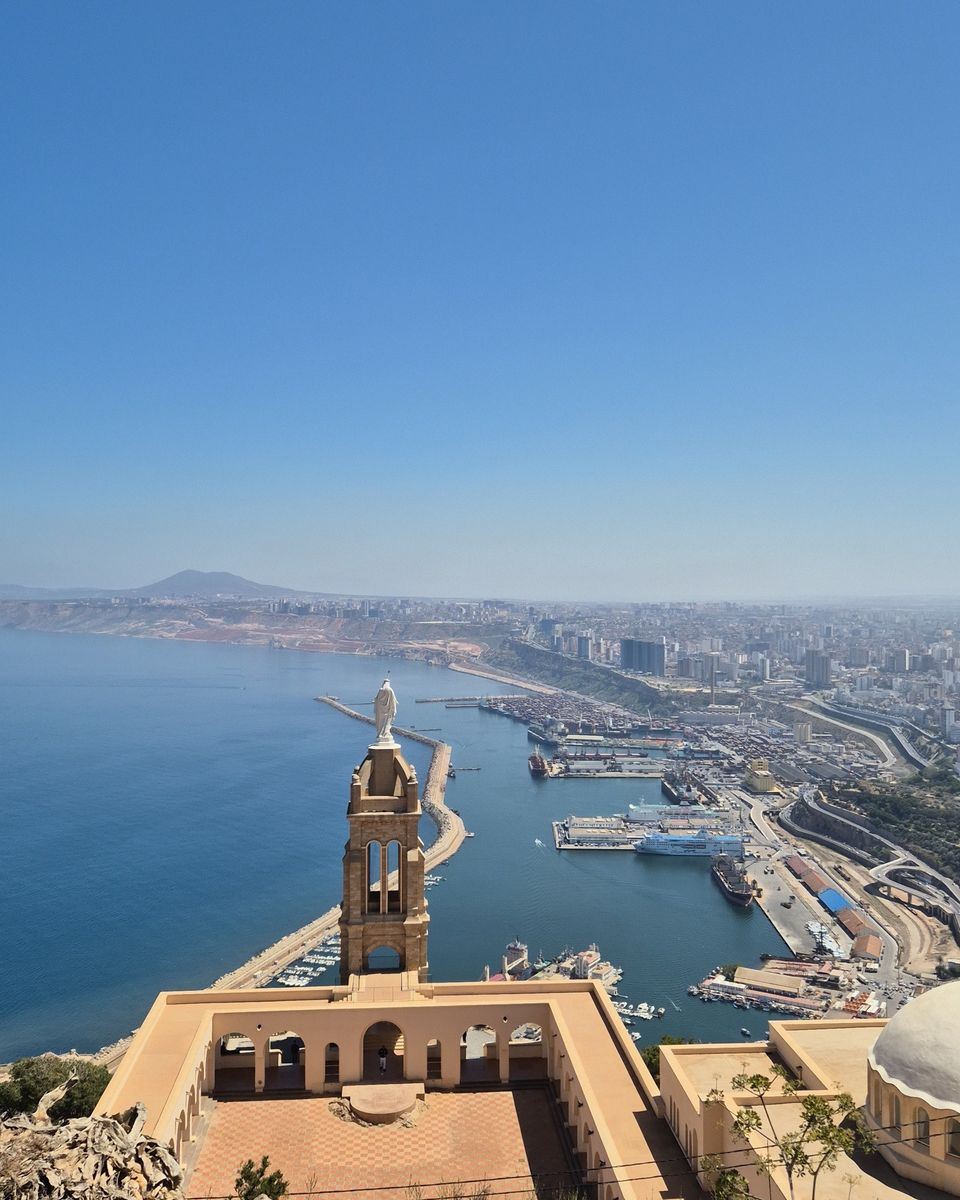 La chapelle de Santa Cruz et son clocher surmonté d'une statue, au-dessus du port d'Oran