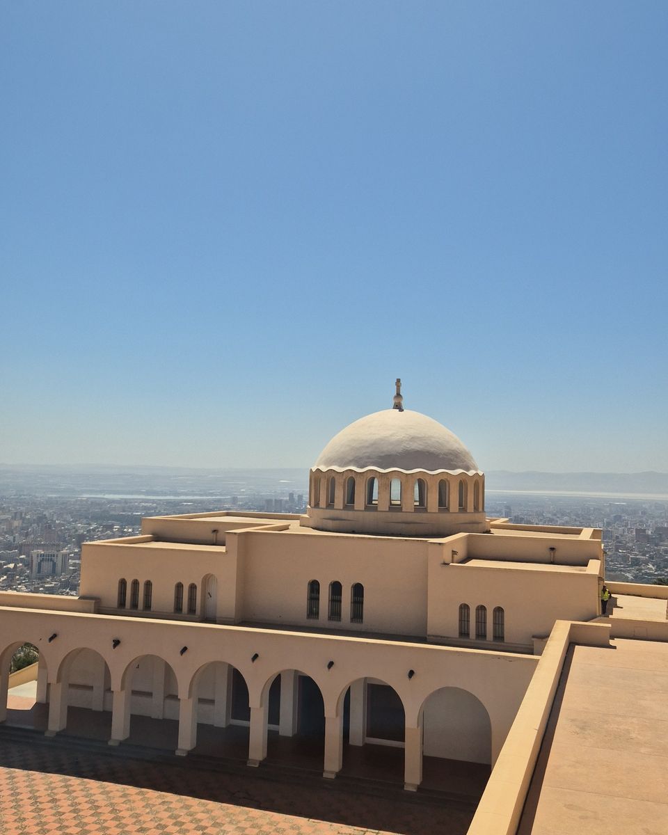 Le dôme de la basilique de Santa Cruz et ses galeries à arcades, sous un ciel bleu