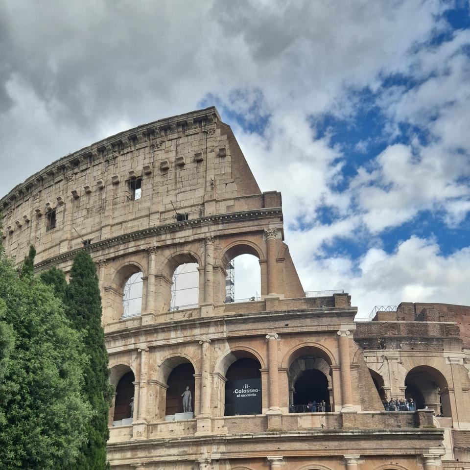 Le Colisée de Rome sous un ciel de mai, avec des nuages et du ciel bleu