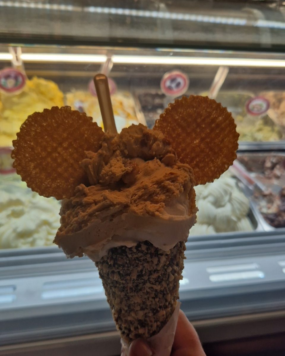 Une glace italienne en cornet décorée de deux gaufrettes rondes en forme d'oreilles de Mickey