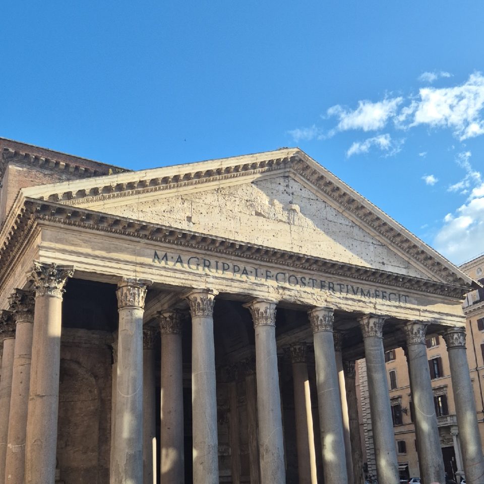 La façade du Panthéon de Rome et ses colonnes, sous un ciel bleu