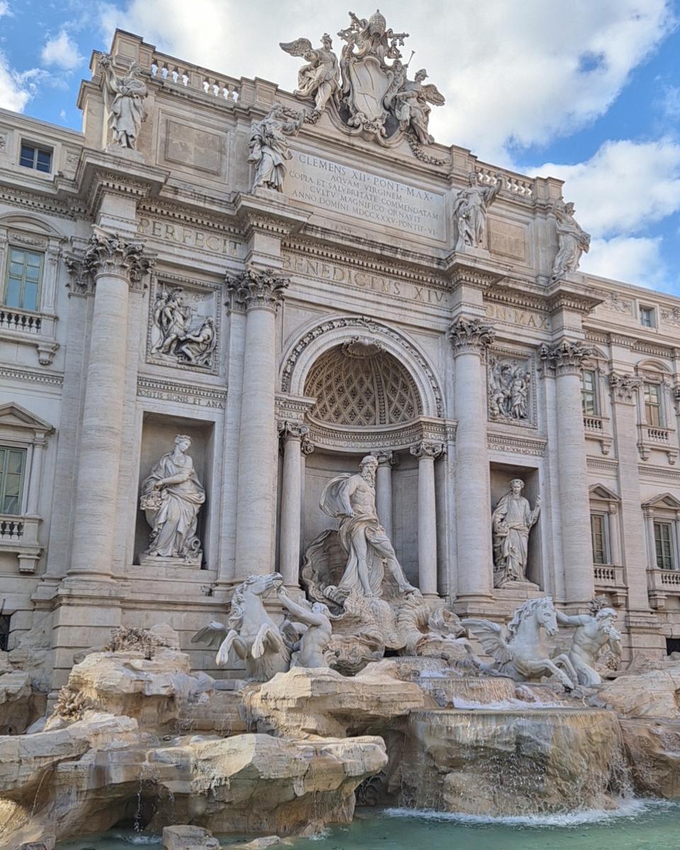 La fontaine de Trevi et ses statues, avec le bassin turquoise