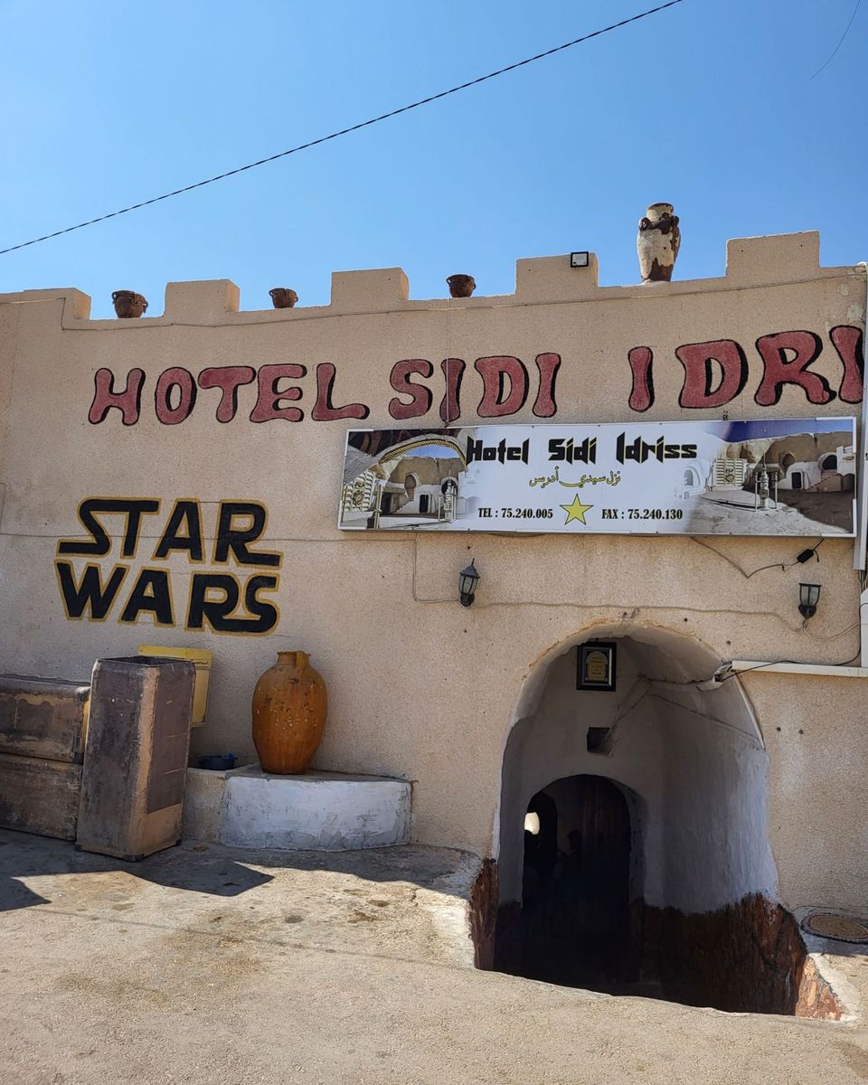 La façade de l'hôtel Sidi Idriss à Matmata, avec « Star Wars » peint sur le mur et l'entrée qui descend sous terre
